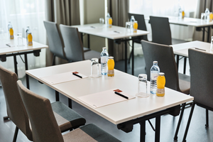 Semirar room set-up with table and drinks | Hotel Bosei in Vienna