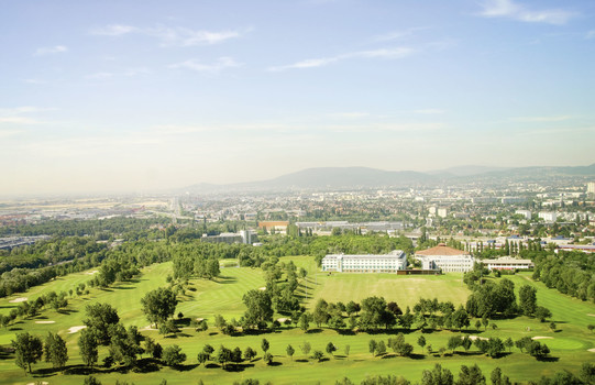 Panoramaaussicht auf Grünfläche und über Wien aus dem Hotel Bosei in Wien