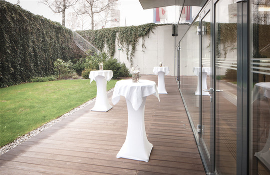 Tische für Seminarpause im Außenbereich | Hotel Congress Innsbruck