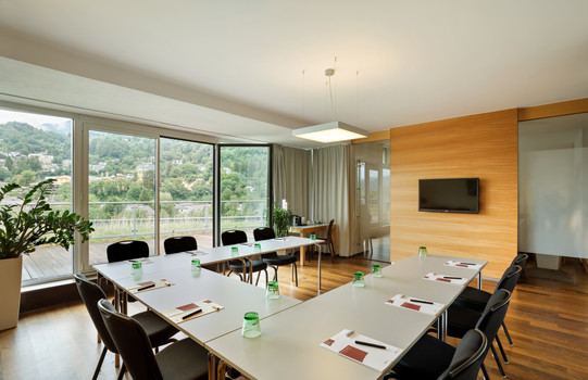 Seminarsuite mit U-Tafel und Fernseher | Hotel Congress Innsbruck