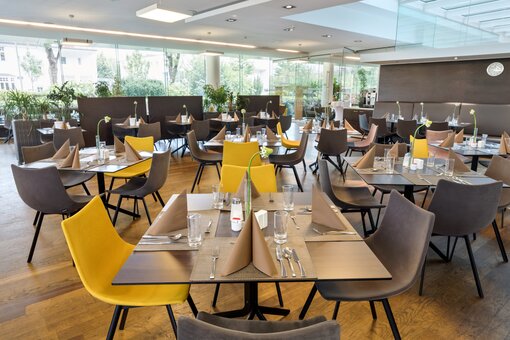Restaurant | Hotel Congress Innsbruck Restaurant with laid table | Hotel Congress Innsbruck