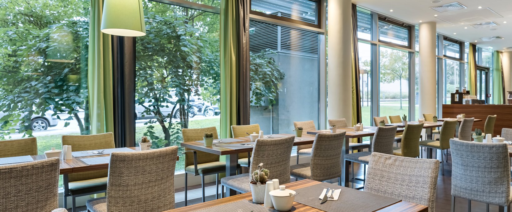 Frühstücksraum mit gedeckten Tischen | Hotel Doppio in Wien