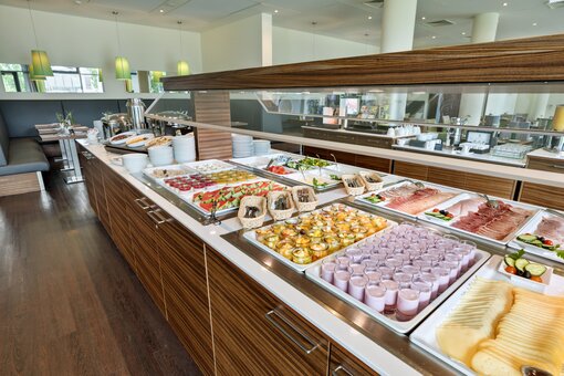 Frühstücksraum | Hotel Doppio in Wien Frühstücksraum mit gedeckten Tischen | Hotel Doppio in Wien