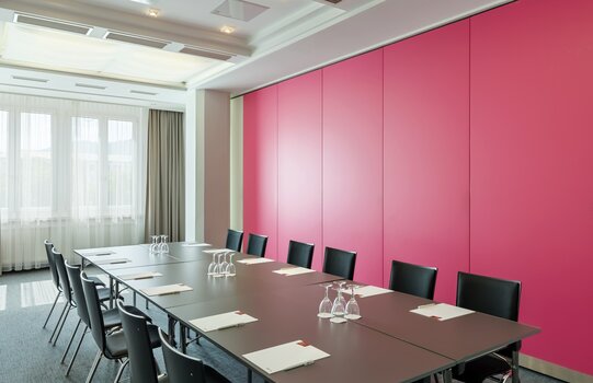 Seminar room Kahlo with pink table | Hotel Europa Graz