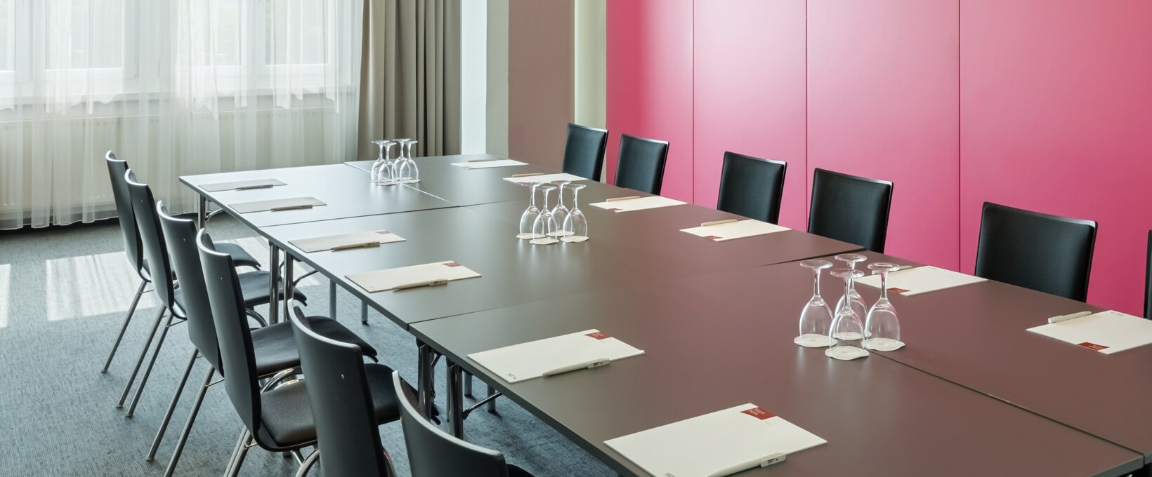 Seminar room Kahlo | Hotel Europa Graz Seminar room Kahlo with pink table | Hotel Europa Graz
