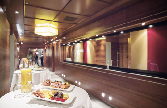 Seminar break with high tables with fruit and bread plate | Hotel Europa Graz