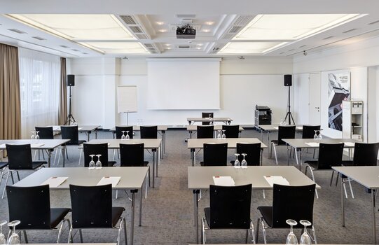 Seminar room Monroe & Kahlo class room with screen | Hotel Europa Graz
