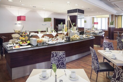 Frühstücksraum| Hotel Europa Graz Frühstücksraum mit Buffet und eingedeckten Tischen | Hotel Europa Graz