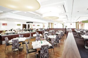 Restaurant Frida dining room with buffet| Hotel Europa Graz