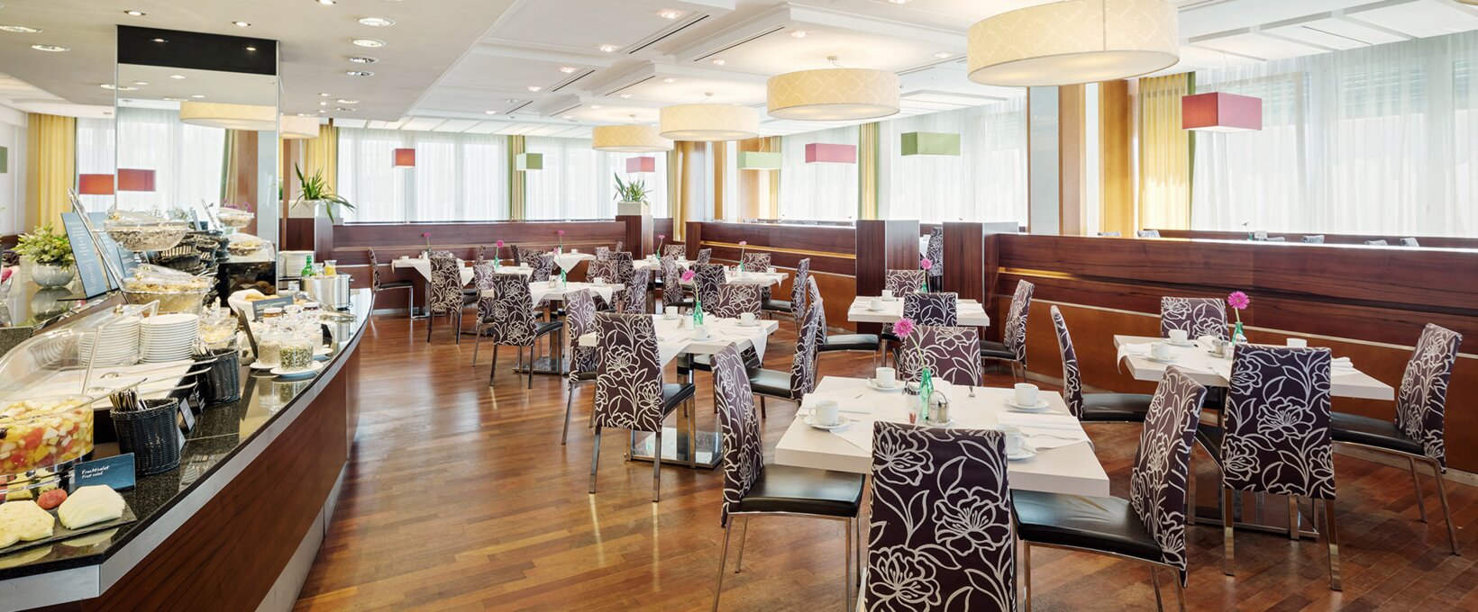 View of the frida restaurant with laid table | Hotel Europa Graz