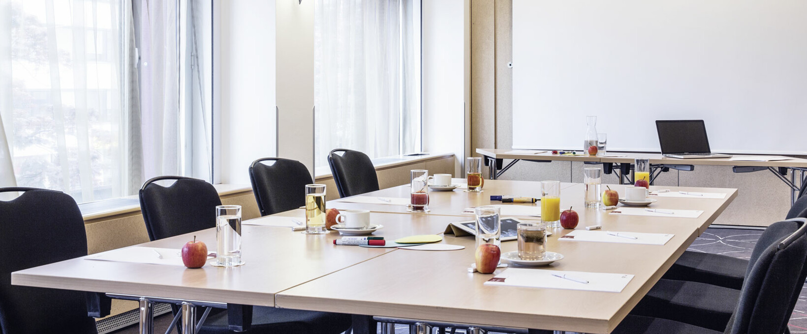 Seminarraum Reinhardt Block-Tafel mit Leinwand | Hotel Europa Salzburg