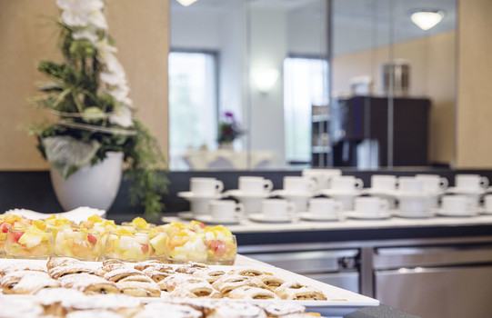 Seminar coffee break with buns, fruits and coffee cups | Hotel Europa Salzburg