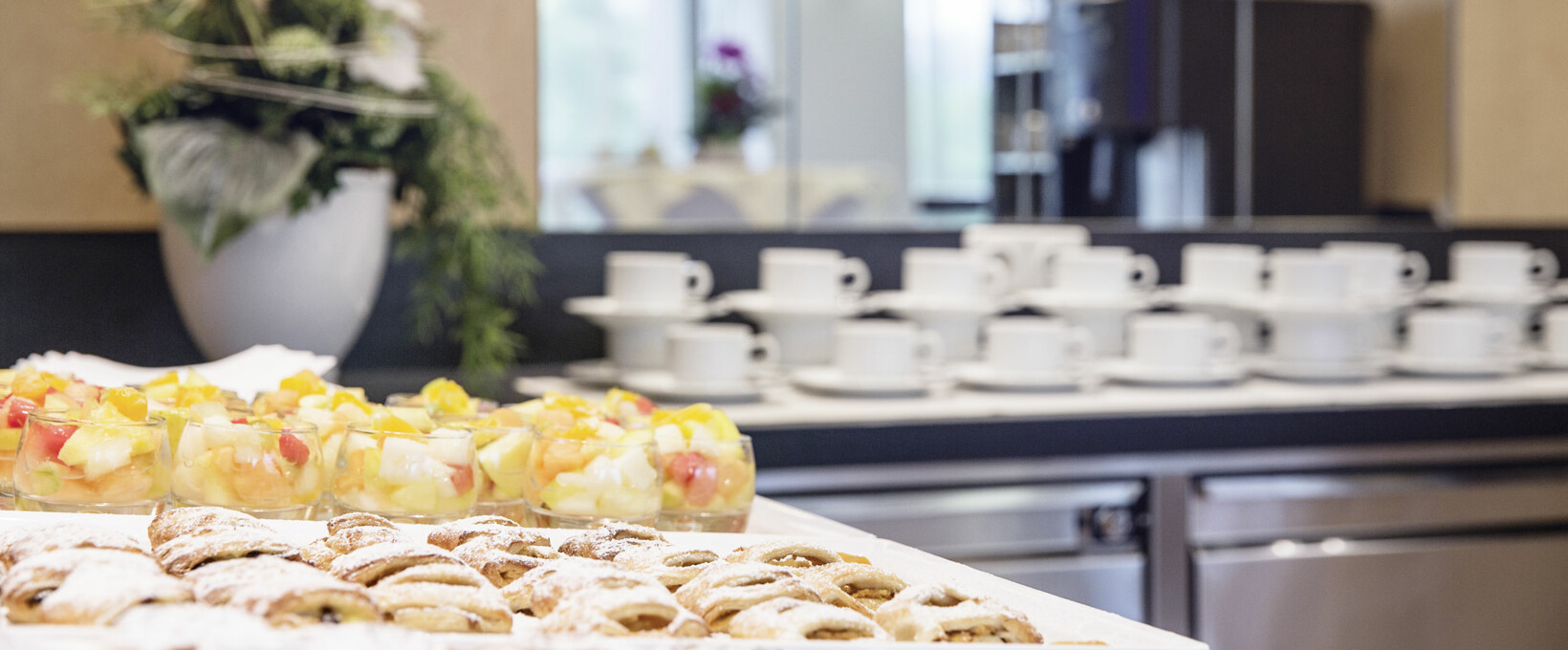 Seminar Kaffeepause  mit Gebäck, Obst und Kaffeetassen | Hotel Europa Salzburg