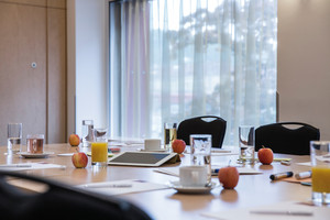 Seminar room Reinhardt with drinks and apple | Hotel Europa Salzburg