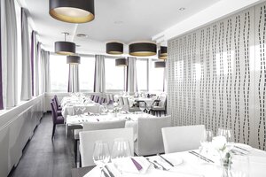 Restaurant mit gedeckten Tischen | Hotel Europa Salzburg