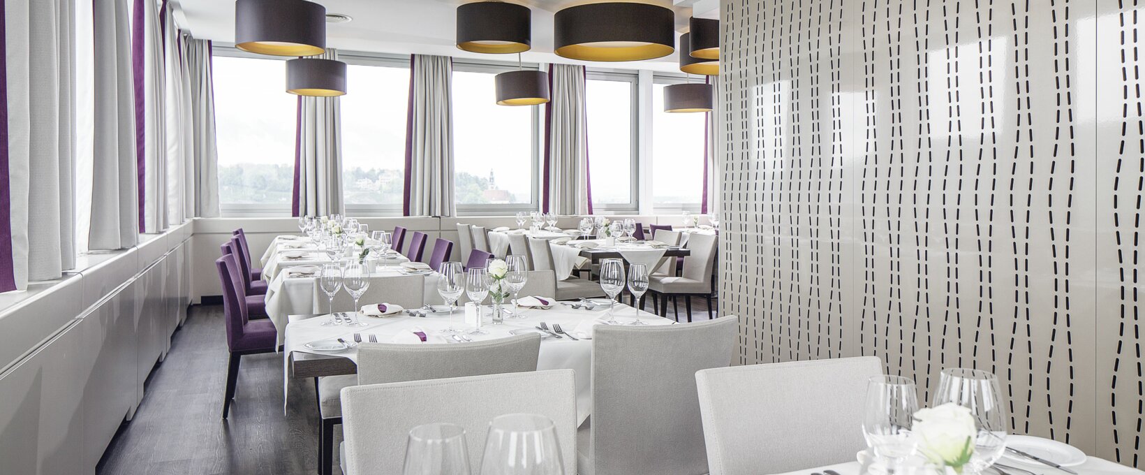 Restaurant mit gedeckten Tischen | Hotel Europa Salzburg
