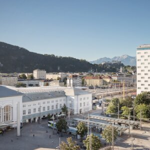 Außenansicht mit Blick auf Bahnhof und Salzburg | Hotel Europa Salzburg