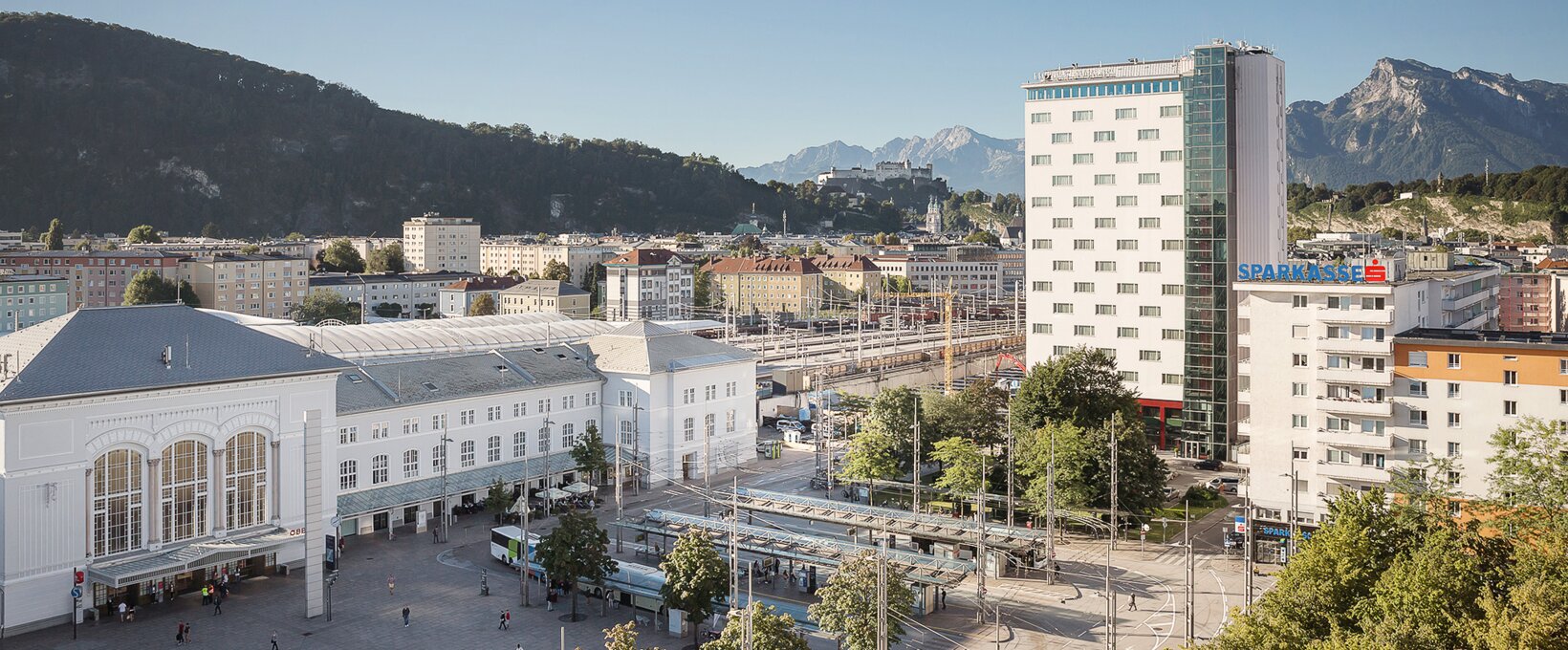 Außenansicht mit Blick auf Bahnhof und Salzburg | Hotel Europa Salzburg