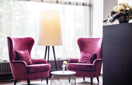 Lobby Tisch mit Couch-Sesseln und Lampe | Hotel Europa Salzburg