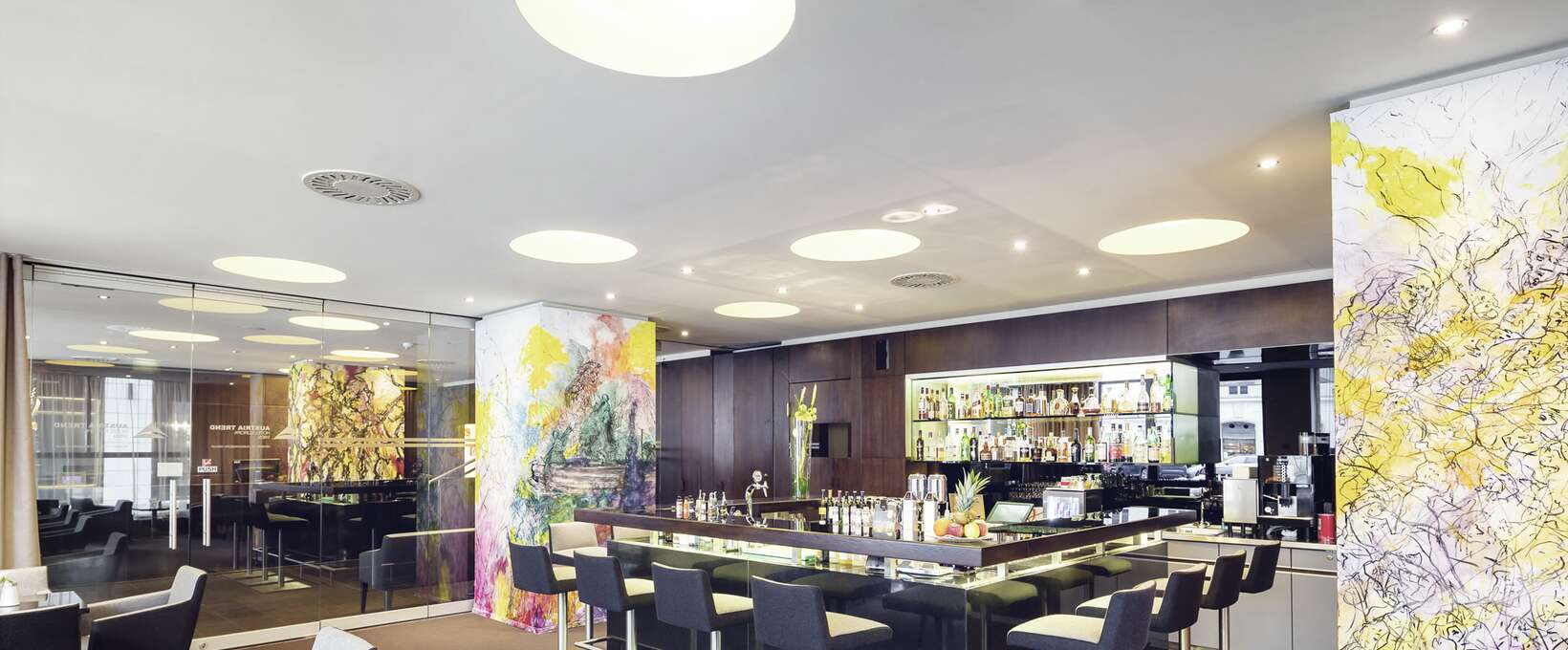 Ein Blick auf die schicke Hotelbar mit Theke und Sitzbereich| Hotel Europa Wien 