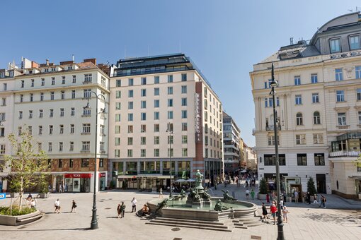 Außenansicht Hotelgebäude mit Brunnen | Hotel Europa Wien