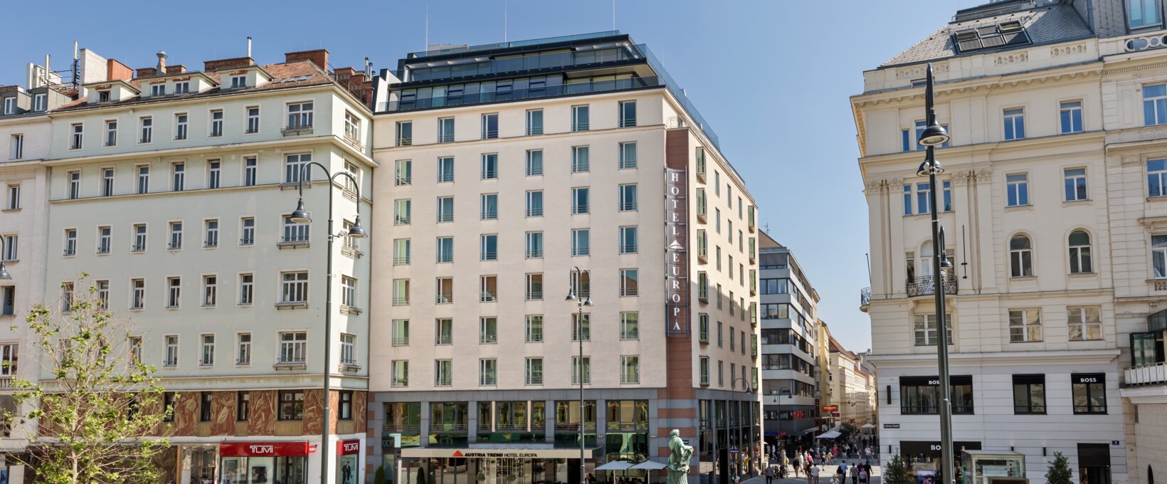 Außenansicht Hotelgebäude mit Brunnen | Hotel Europa Wien