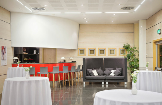 Foyer with bar and stand tables | Hotel Ljubljana in Slovenia