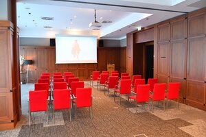 Seminarraum Andromedar  "U-Tafel" mit Leinwand | Hotel Ljubljana in Slowenien