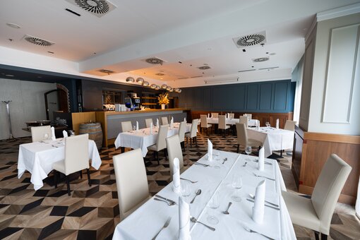 Winners Restaurant mit gedeckten Tischen | Hotel Ljubljana in Slowenien