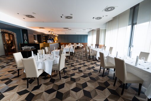 Winners Restaurant mit Theke und Tischen | Hotel Ljubljana in Slowenien