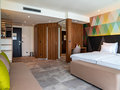 Executive Zimmer mit Blick auf Bett, Sofa und Bad | Hotel Ljubljana in Slowenien
