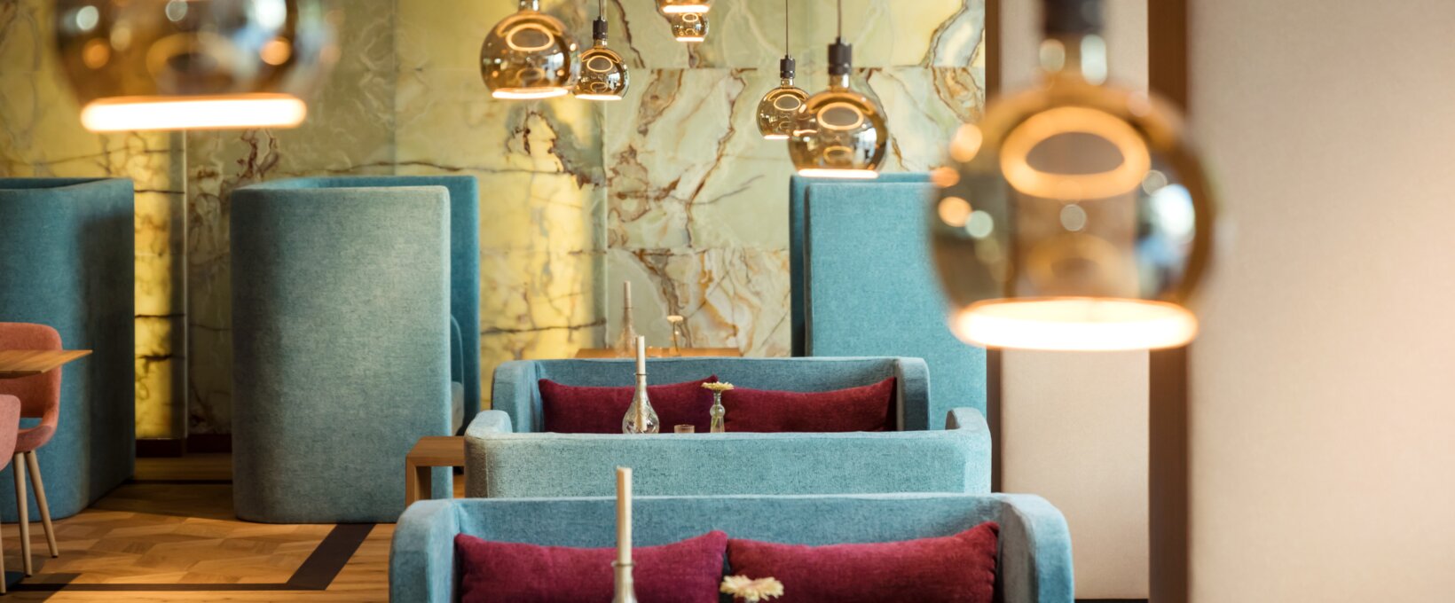 Lounge - Hotel Maximilian Sicht auf Tische im Restaurant-/Lounge-Bereich im Hotel Maximilian