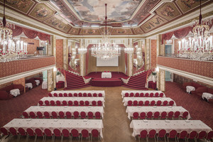 Ballsaal Bühne mit Aufgängen und Loungen | Parkhotel Schönbrunn in Wien