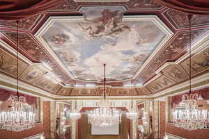 Ballsaal mit Kronleuchter und großem Deckengemälde | Parkhotel Schönbrunn in Wien