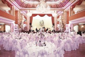 Ballsaal mit weiß eingedeckten runden Tischen | Parkhotel Schönbrunn in Wien