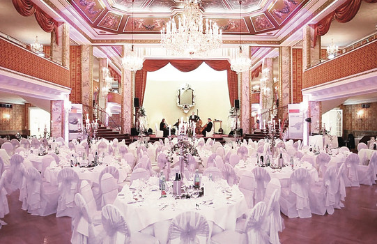Ballsaal mit weiß eingedeckten runden Tischen | Parkhotel Schönbrunn in Wien