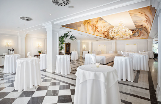 Kaiserlounge foyer with bar tables | Parkhotel Schönbrunn in Vienna