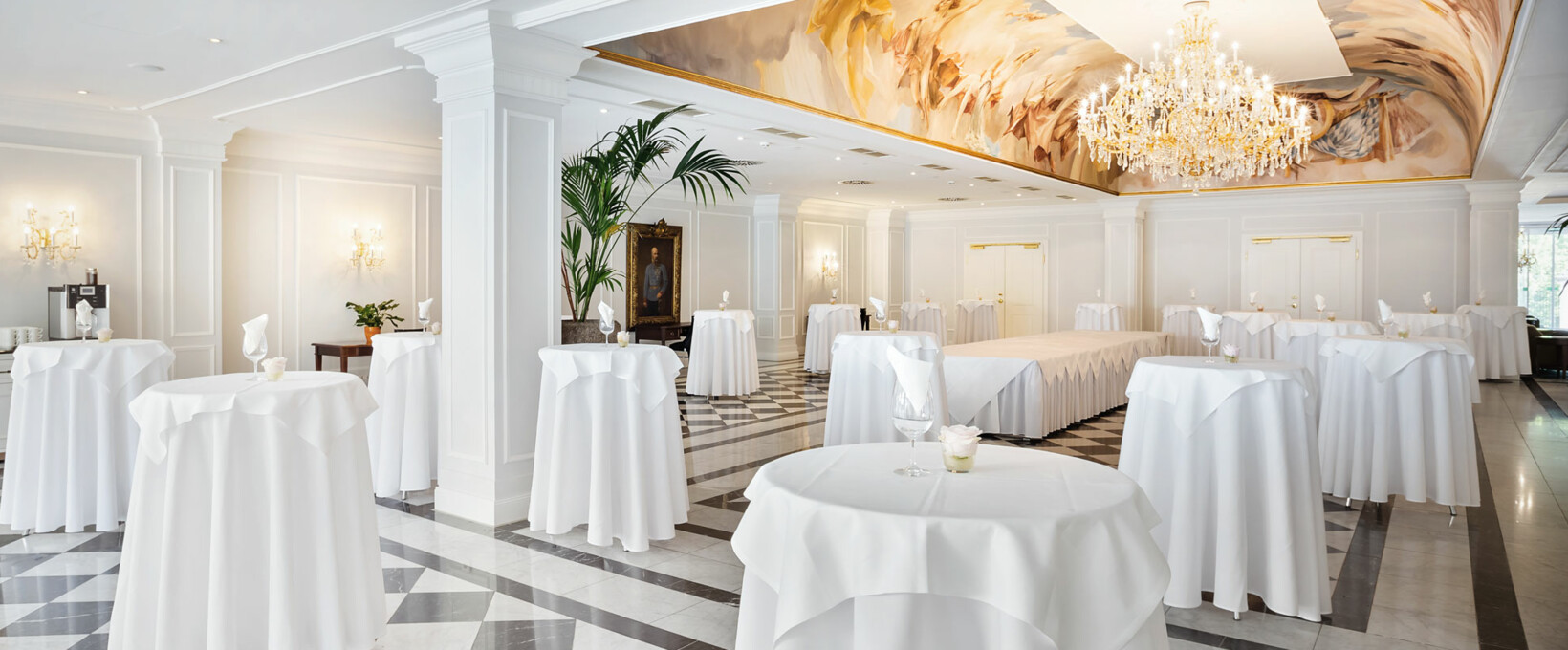Kaiserlounge foyer with bar tables | Parkhotel Schönbrunn in Vienna