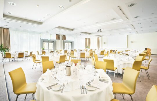 Seminar room Österreich-Ungarn with laid table | Parkhotel Schönbrunn in Vienna