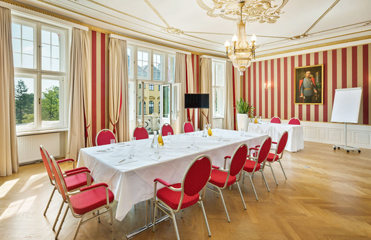 Seminar Suite Nr. 1222 with laid table | Parkhotel Schönbrunn in Vienna