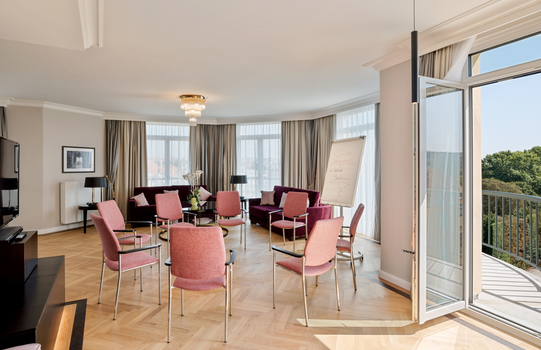 Kaiser Suite with chair circle | Parkhotel Schönbrunn in Vienna