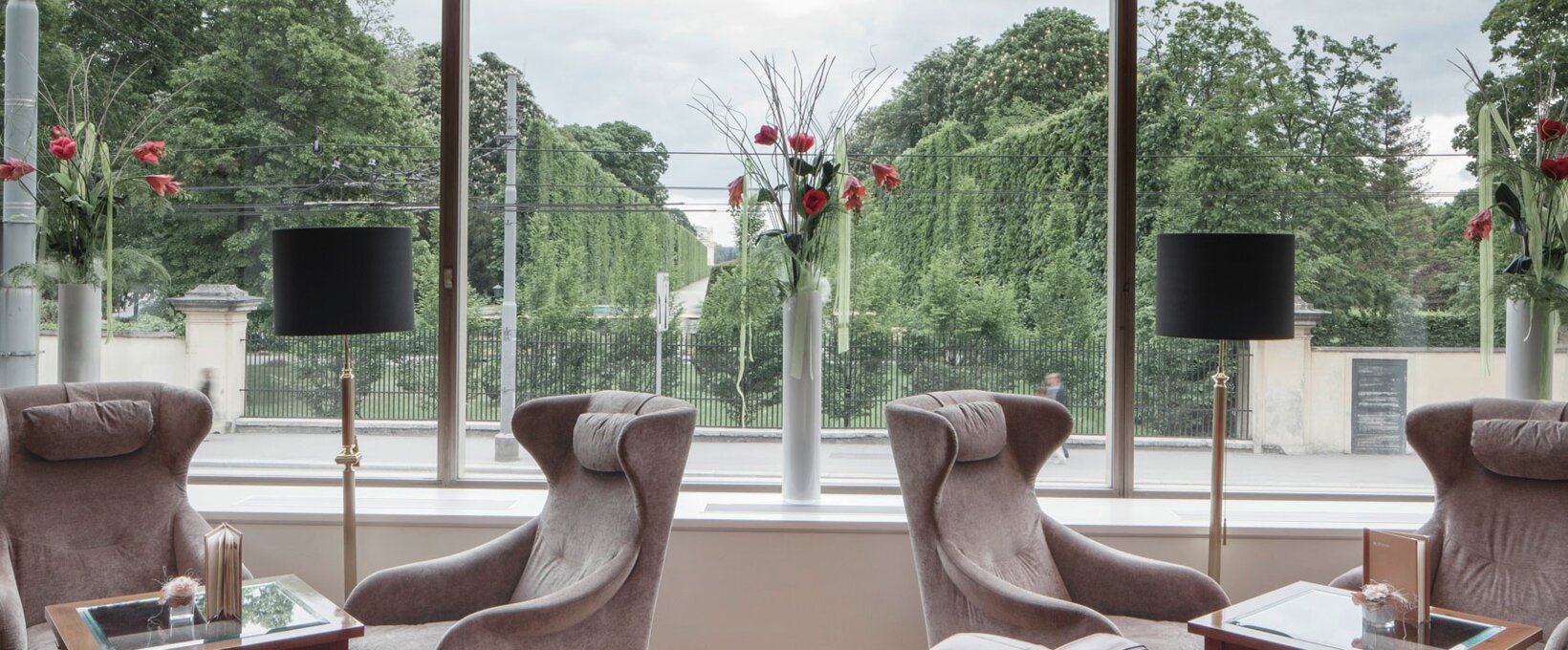 Bar Gloriette Sitzgelegenheiten mit Blick nach Schönbrunn | Parkhotel Schönbrunn in Wien