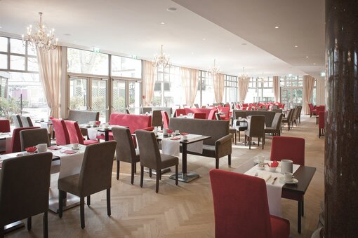 Restaurant Maria Theresia mit gedeckten Frühstückstischen | Parkhotel Schönbrunn in Wien