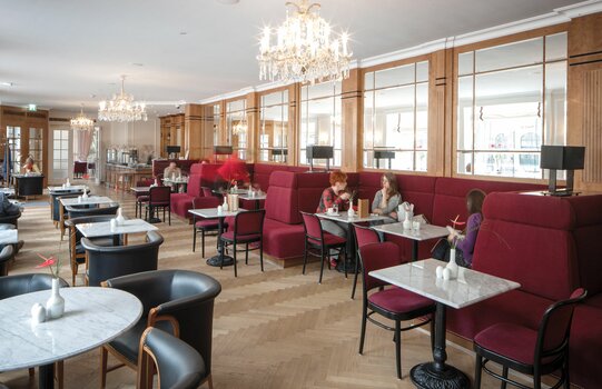 Schlosscafé with seating lounge | Parkhotel Schönbrunn in Vienna