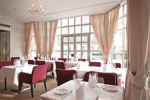 Restaurant with conservatory and laid table | Parkhotel Schönbrunn in Vienna