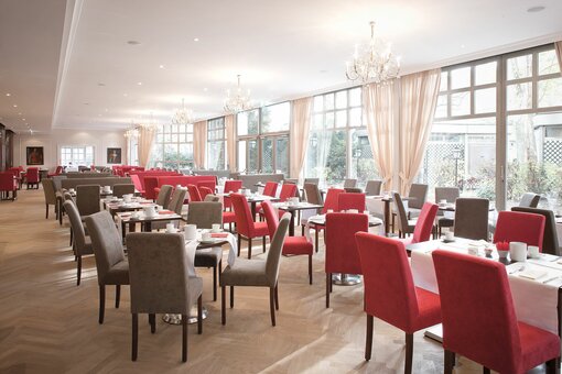 Restaurant Maria Theresia mit gedeckten Tischen | Parkhotel Schönbrunn in Wien