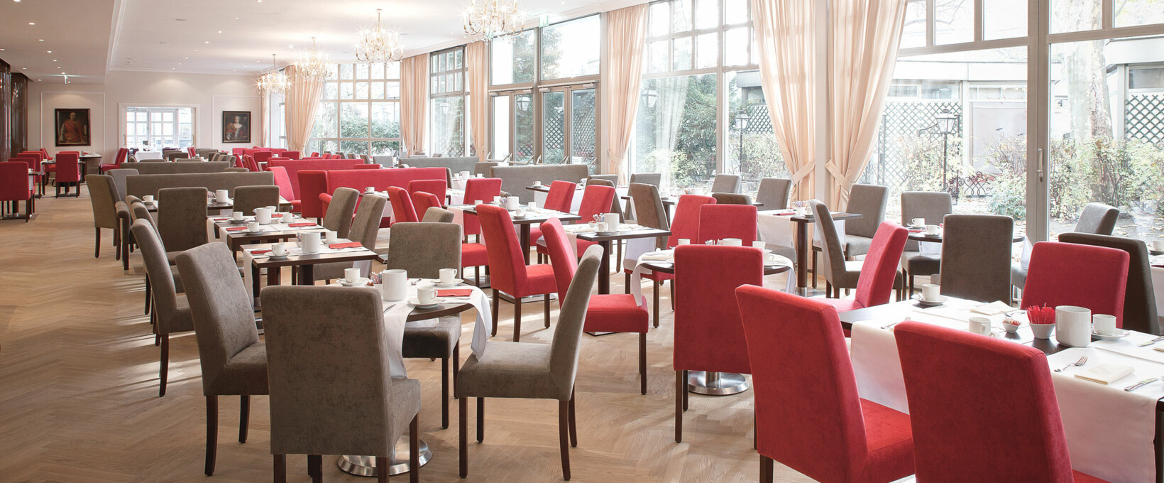 Restaurant Maria Theresia mit gedeckten Tischen | Parkhotel Schönbrunn in Wien