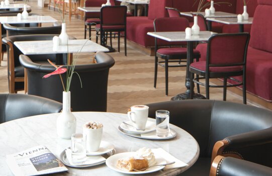 Schlosscafé with breakfast table | Parkhotel Schönbrunn in Vienna