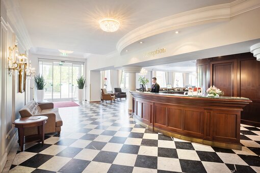 Reception | Parkhotel Schönbrunn in Vienna Reception and entrance area with couch | Parkhotel Schönbrunn in Vienna