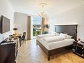 Premium Zimmer mit Bett und Schreibtisch | Parkhotel Schönbrunn in Wien